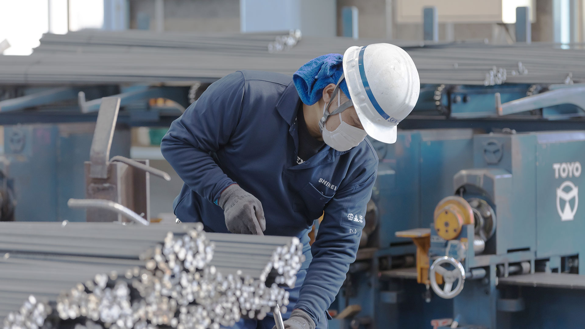 外じゃない。工場で働く、建設の仕事。