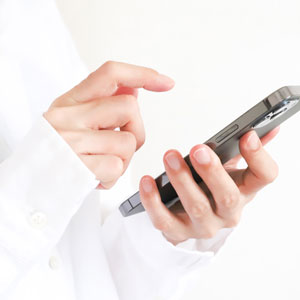 スマホを操作する手元